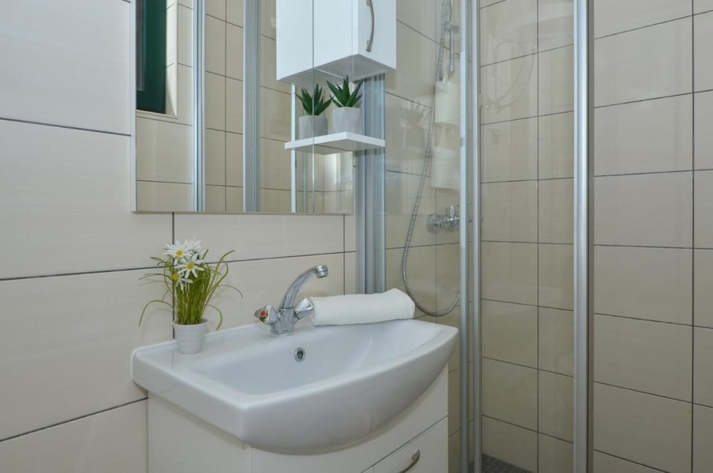 House, 4 Bedrooms, Accessible, Smoking photo 2