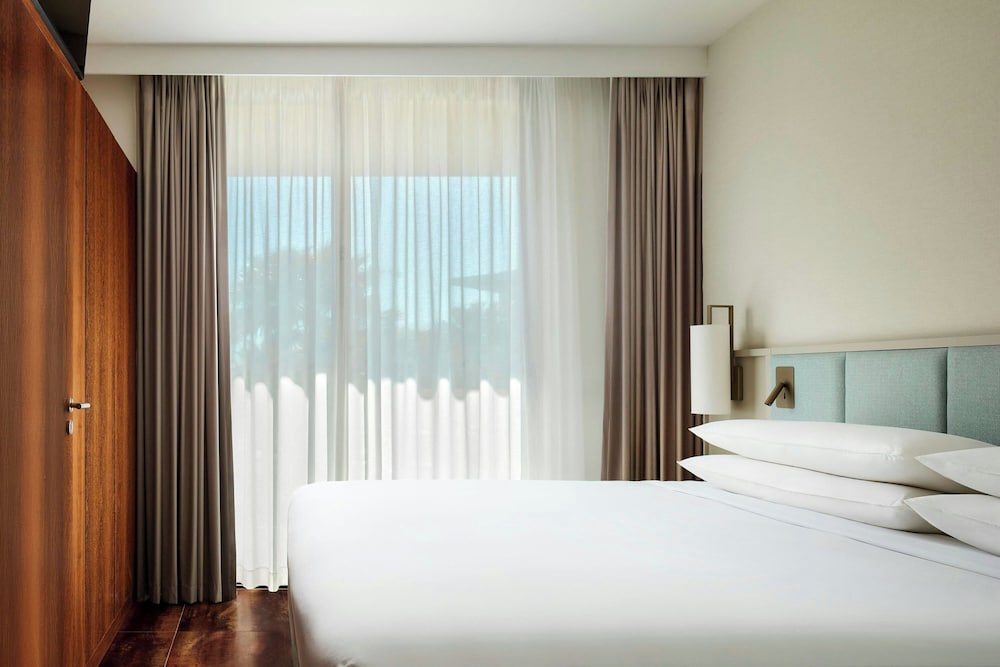 Suite, 3 Bedrooms, Balcony - Photo 10