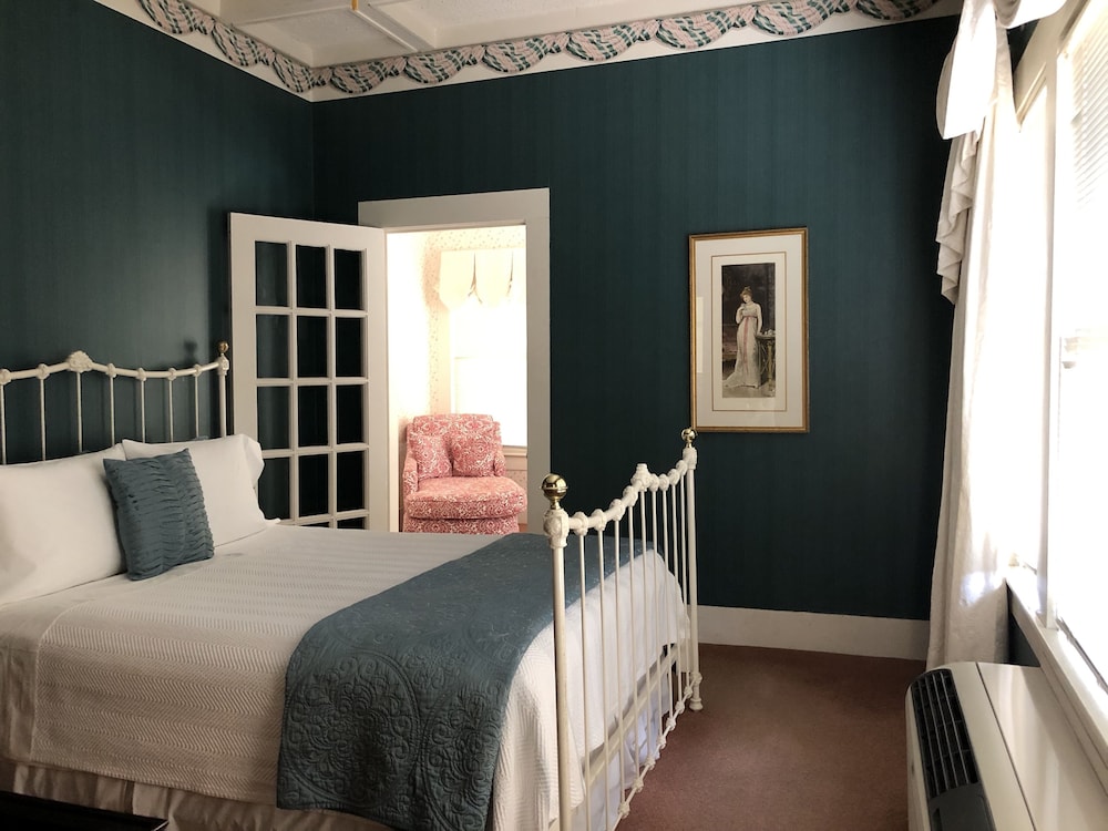Romantic Suite, 1 Queen Bed, Garden View photo 3