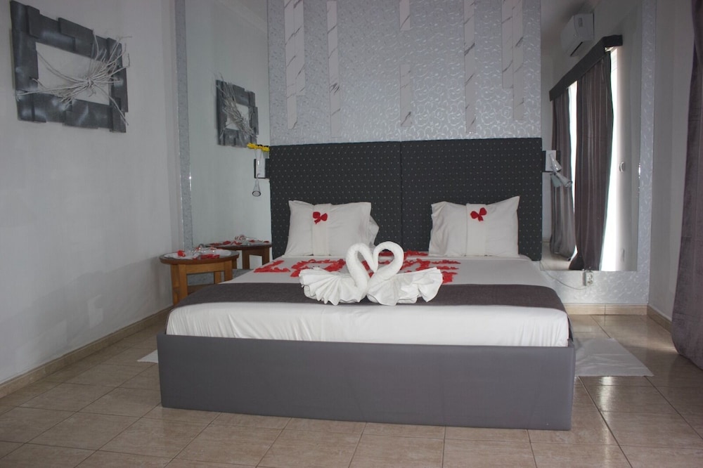 Economy Double or Twin Room, 1 Double Bed, Balcony, Beach View photo 3