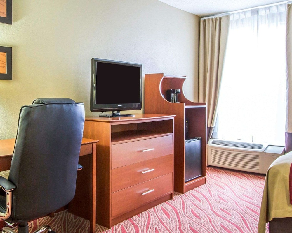 Standard Room, 1 King Bed, Non Smoking - Photo 3