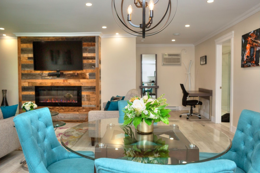 Signature Suite, 1 King Bed, Fireplace, Garden Area photo 3