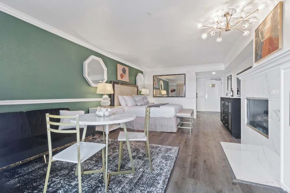 Room, 1 King Bed, Balcony (King) - Photo 3