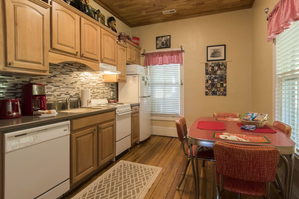 Movie Galley Suite, 1 King Bed and 1 Queen Sofa Bed, Patio photo 3