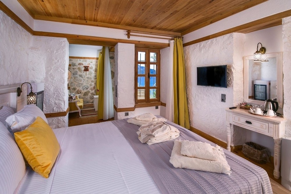 Comfort Room, Harbor View (Lavander)