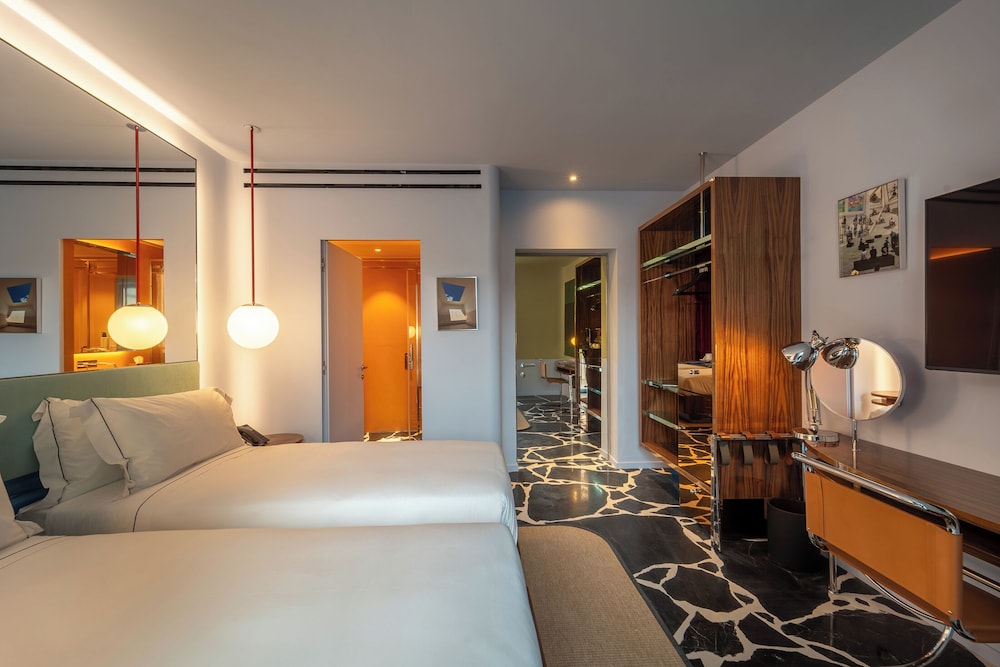 Deluxe Twin Room thumbnail 5