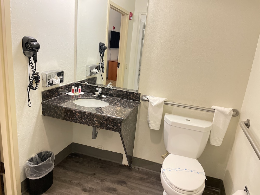 Studio Suite, 2 Queen Beds, Accessible, Smoking (Mobility/Hearing, Tub w/Grab Bars) - Photo 5
