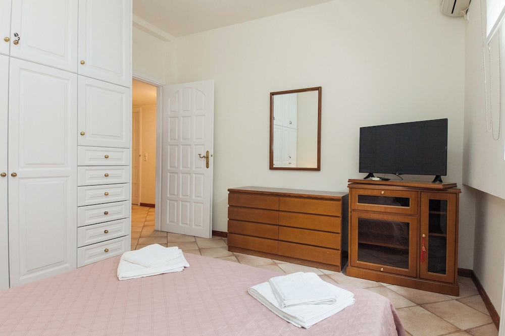 Deluxe House photo 1