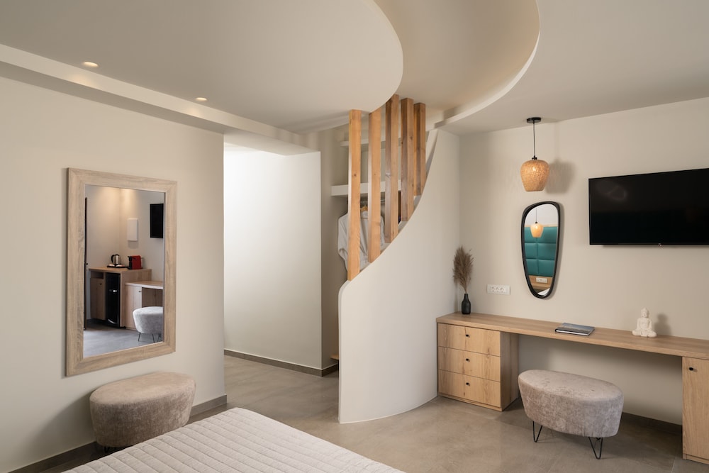 Superior Suite, Sea View (& private jetted pool) - Photo 3
