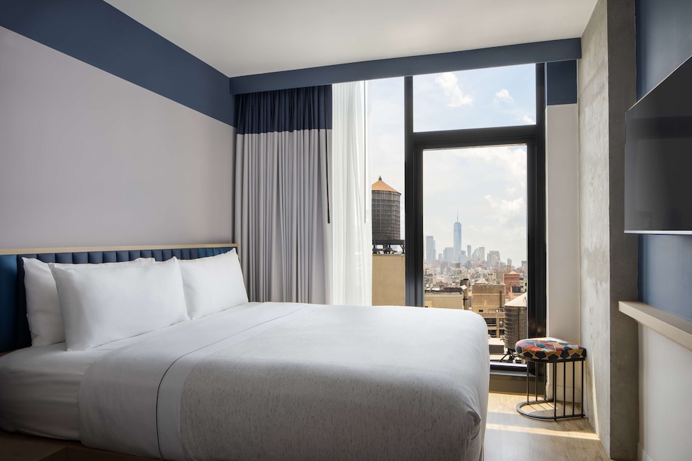 Room, 1 King Bed, Accessible, City View (Hearing)