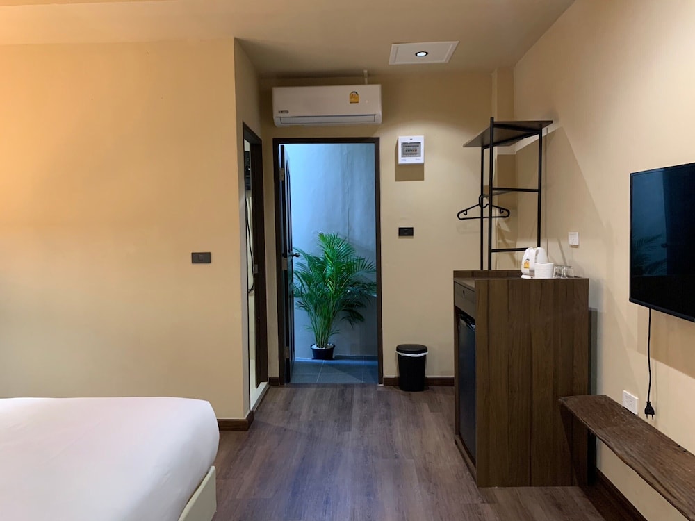Basic Double Room, 1 Queen Bed - Photo 4