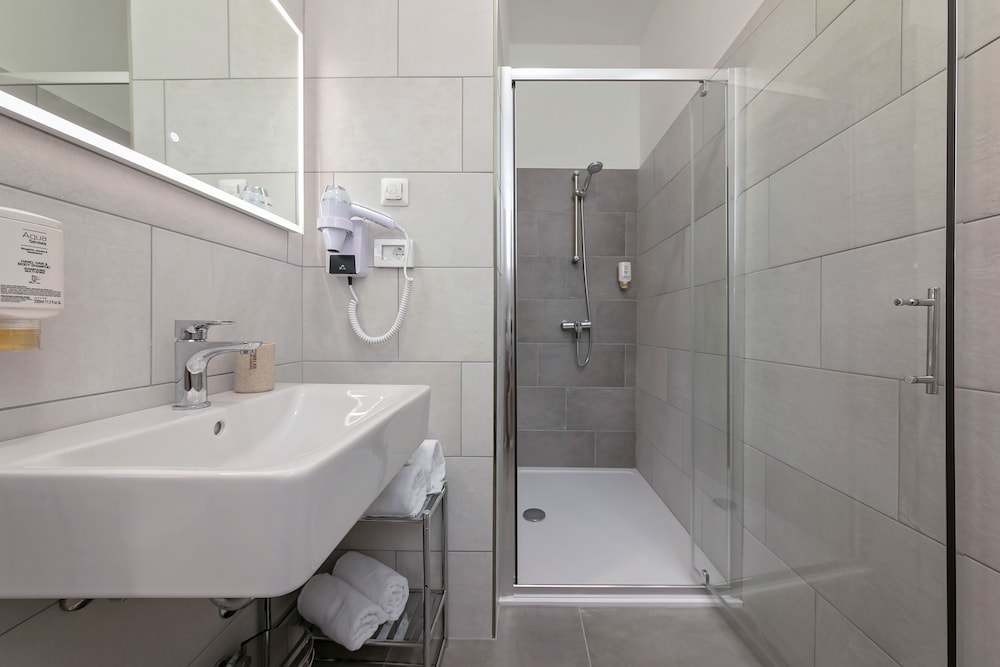 Superior Double or Twin Room, City View - Photo 11