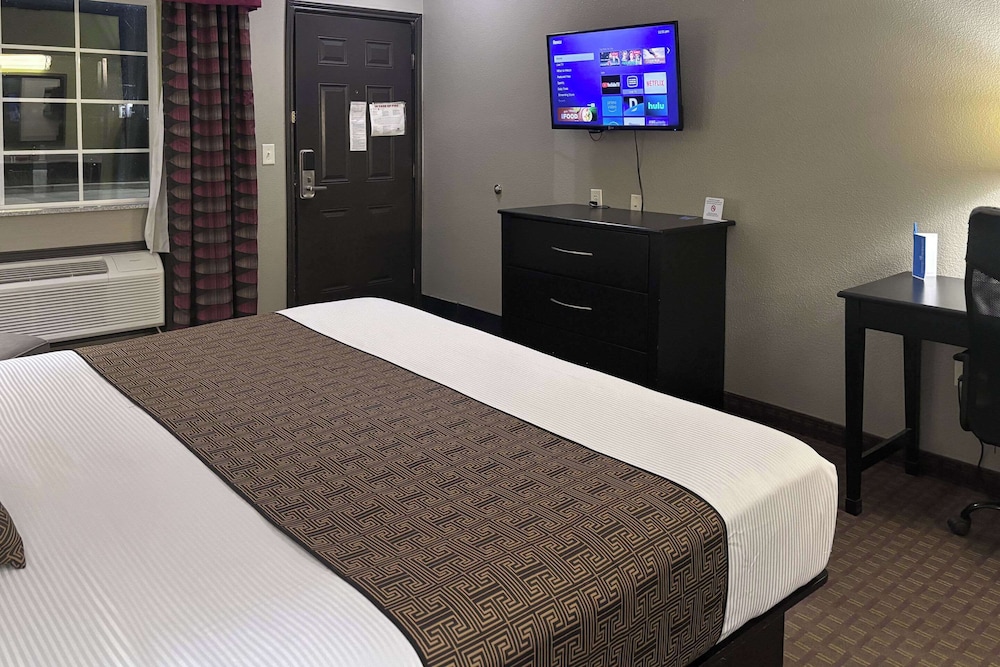 Standard Room, Non Smoking (1 King Bed & 1 Queen Bed)