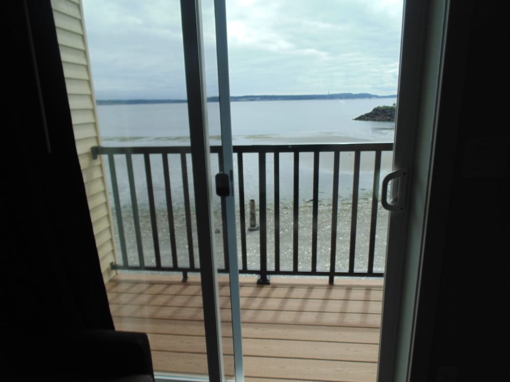 Deluxe Room, 2 Queen Beds, Balcony, Beach View photo 2