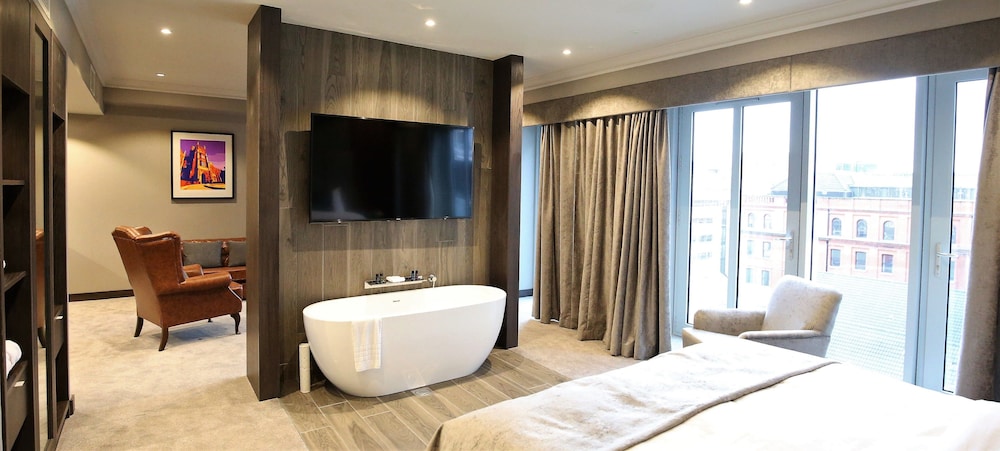Suite, 1 Queen Bed, Bathtub