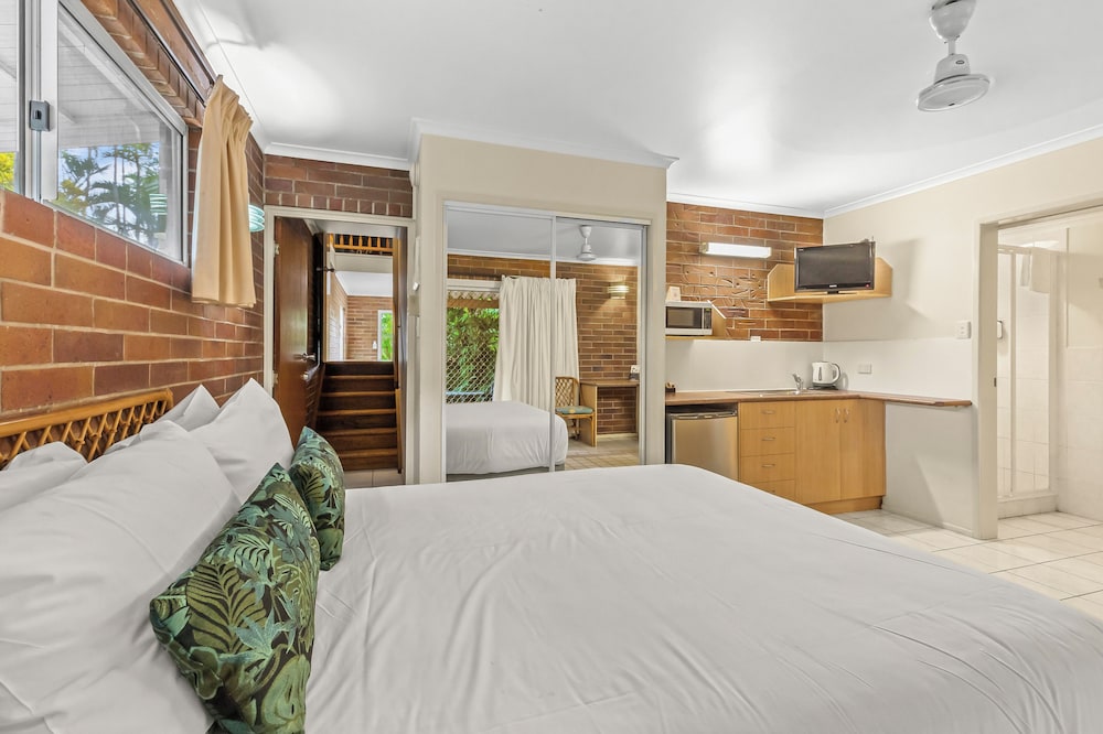 Standard Room, Non Smoking (2 Queen Beds, 2 Single Beds) photo 2