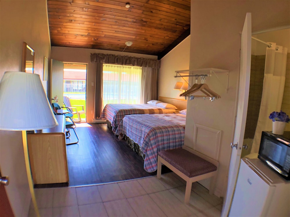 Standard Room, 2 Double Beds, Non Smoking, Pool View