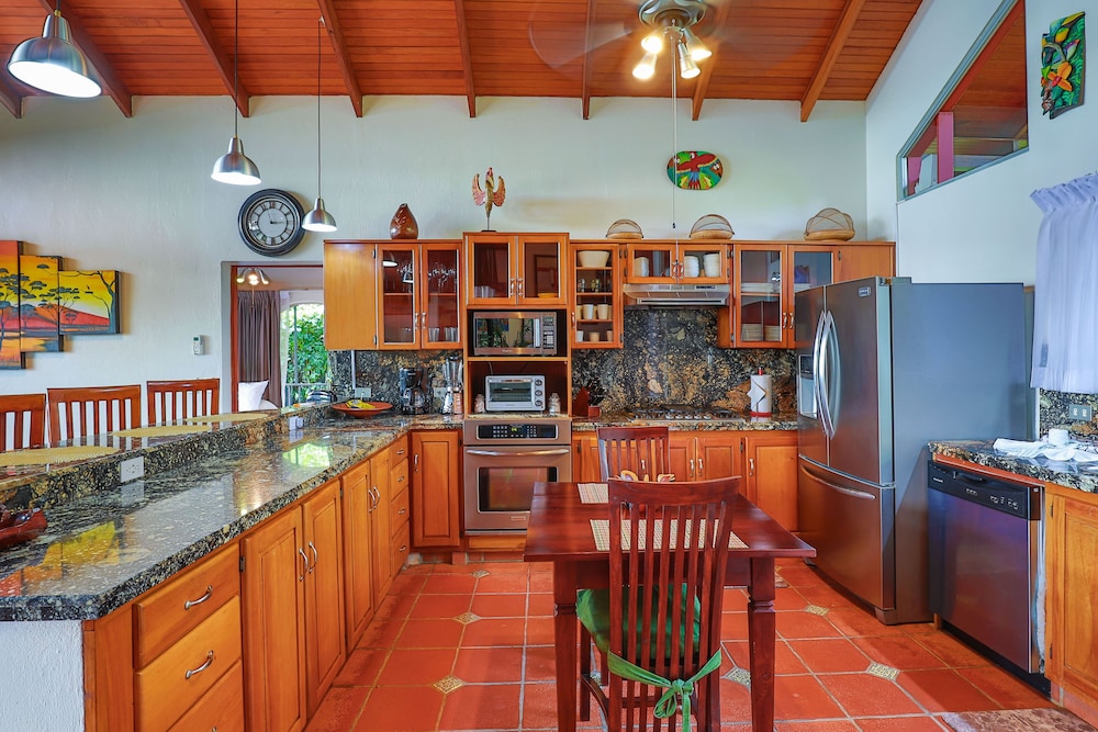 Family House, 4 Bedrooms, Private Pool, Oceanfront photo 2