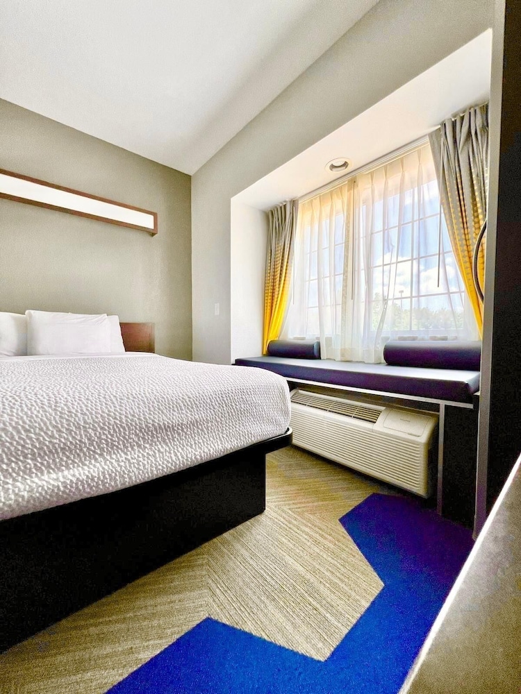 Studio Suite, 1 Queen Bed, Non Smoking - Photo 3