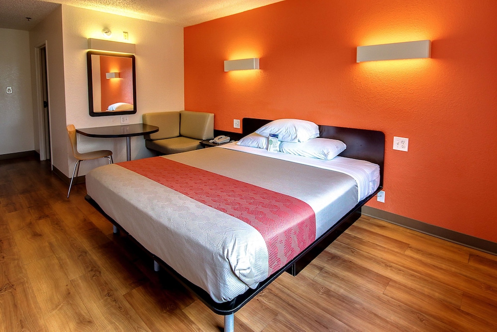 Standard Room, 1 King Bed, Non Smoking photo 3