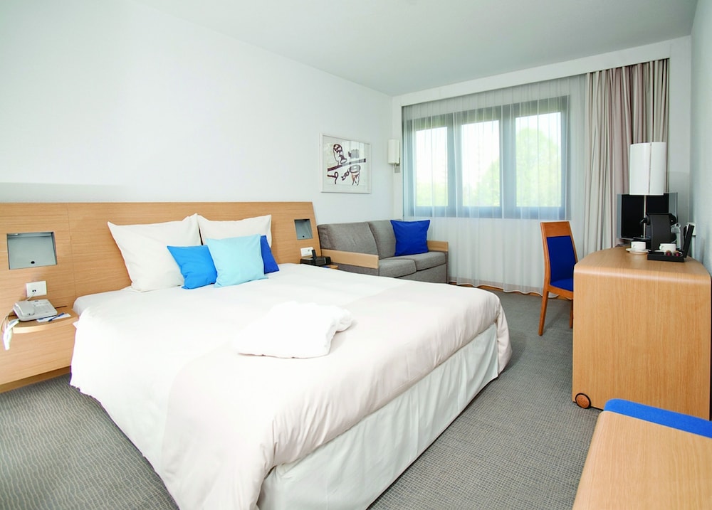 Room, 1 Queen Bed with Sofa bed - Photo 2