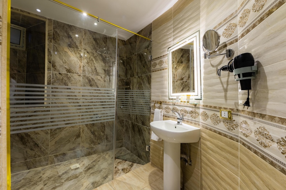 Deluxe Double or Twin Room, 2 Bedrooms, City View with Balcony thumbnail 6