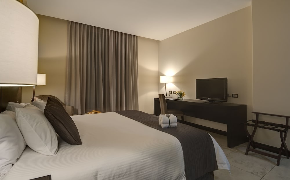 Standard Studio with King Bed - Photo 2