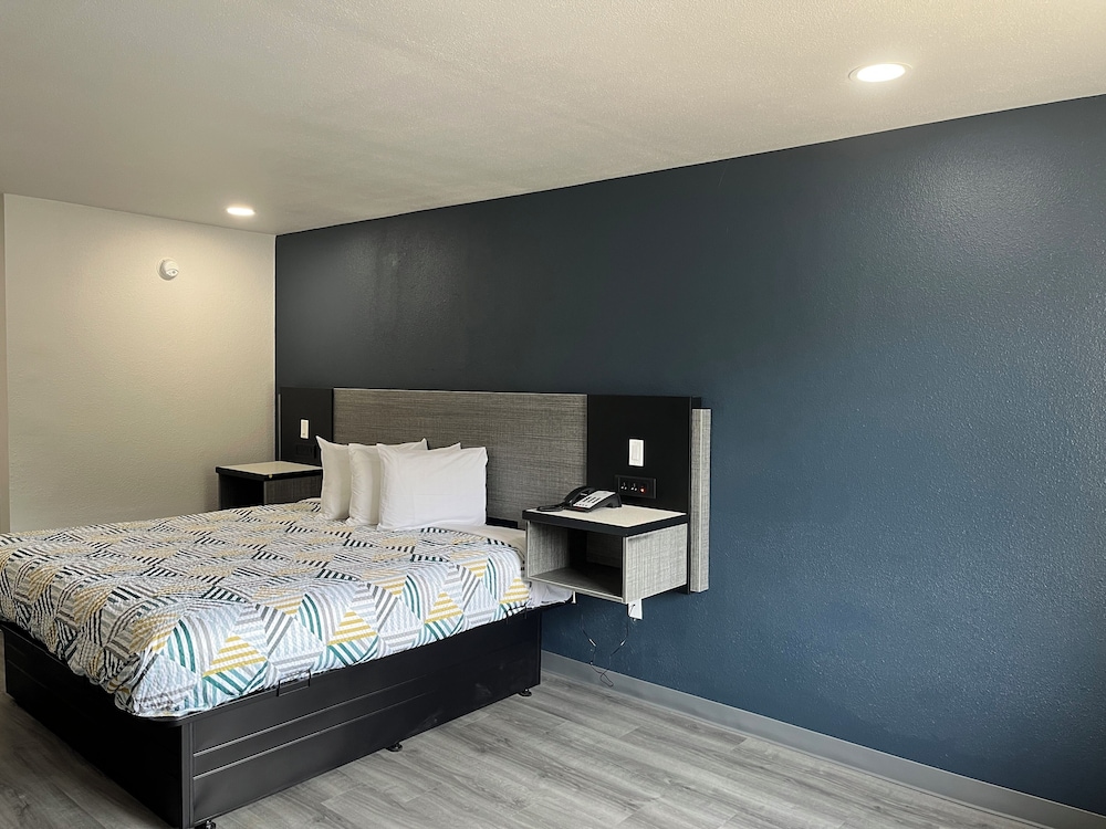 Deluxe Room, 1 King Bed, Smoking, Refrigerator & Microwave photo 2