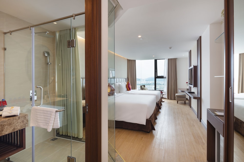 Family Room, Partial Sea View - Photo 4