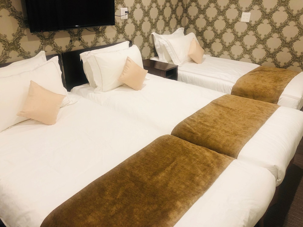 Signature Triple Room, 3 Twin Beds, Non Smoking, Refrigerator & Microwave photo 1