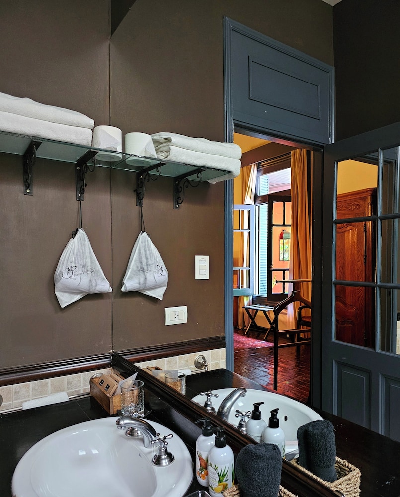 Available room thumbnail 6
