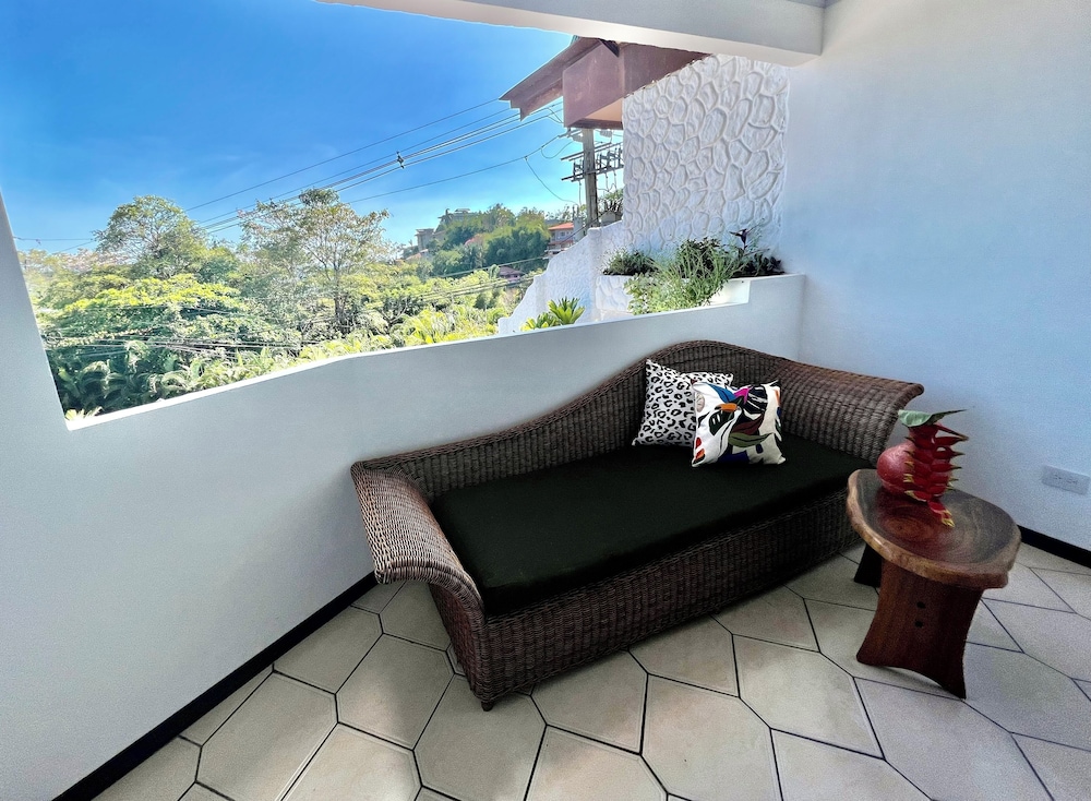 Deluxe King Suite photo 2