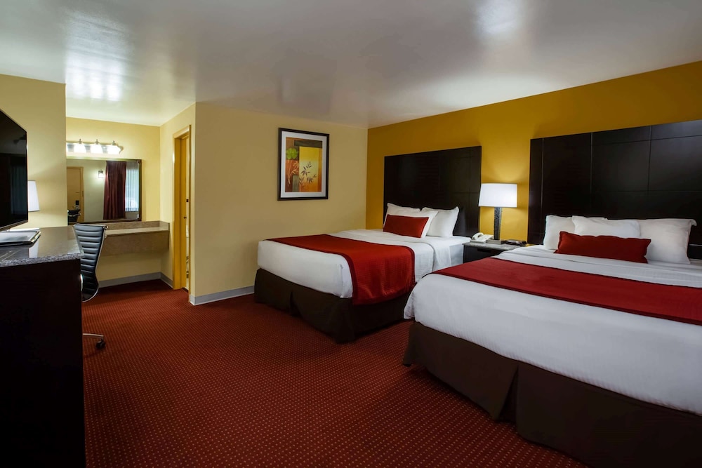 Room, 2 Queen Beds, Non Smoking, Ground Floor - Photo 1