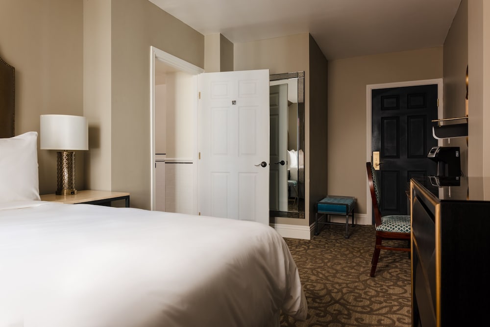 Deluxe Room, 1 Queen Bed - Photo 14