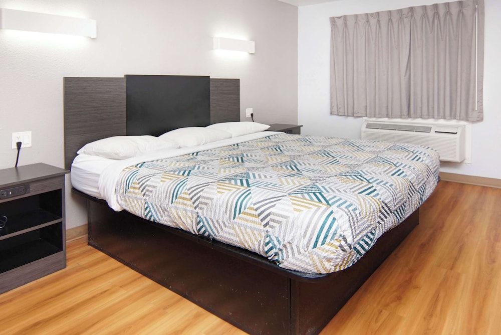 Deluxe Room, 1 King Bed, Non Smoking, Refrigerator & Microwave - Photo 1