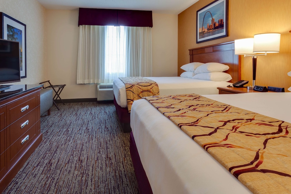Suite, 2 Queen Beds, Refrigerator & Microwave (2 Rooms, Sofabed) - Photo 5