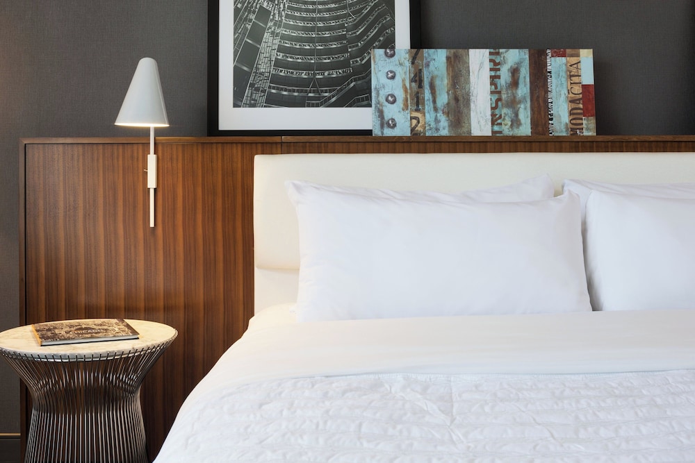 Classic Room, 1 King Bed (Mobility/Hearing Access, Roll-In Shwr) - Photo 2