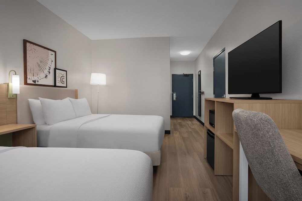 Room, 2 Queen Beds, Accessible (Mobility & Hearing, Roll-in Shower) - Photo 2