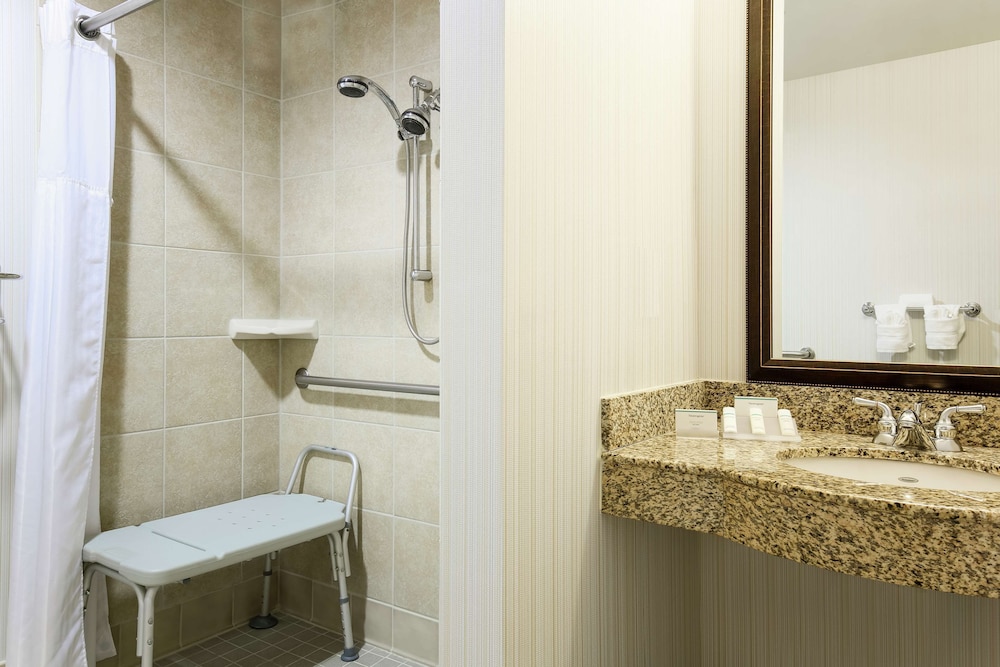 1 KING MOBILITY/HEARING ACCESSIBLE RI SHWR - Photo 4