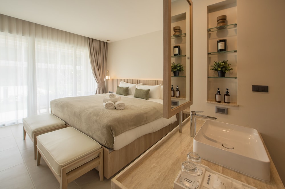 Deluxe Room, Pool View