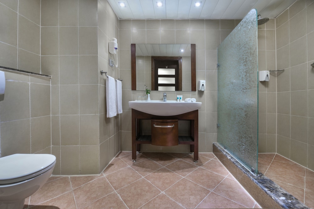 Family Room, 1 Queen Bed, Garden View (Deluxe) - Photo 2