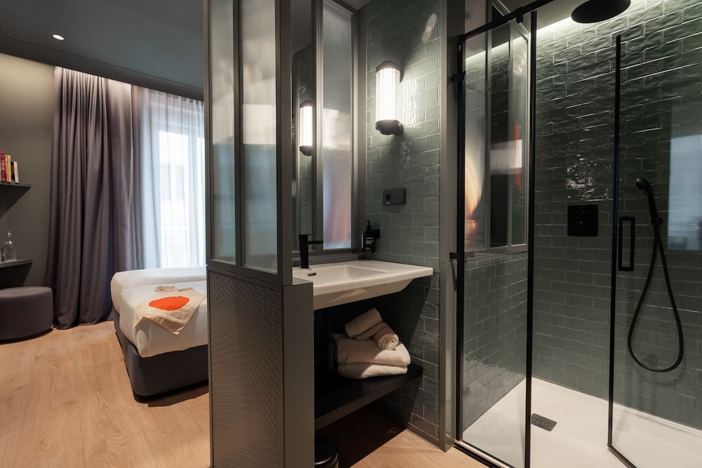 Deluxe Room - Photo 13