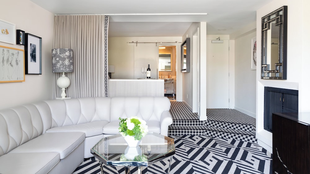 Signature Suite, 1 King Bed, Balcony (Top Floor) thumbnail 5