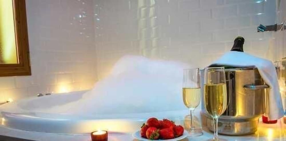 Suite, Hot Tub, Garden View (El deseo) photo 3