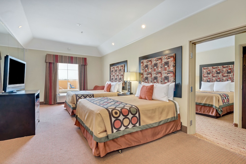 Room, Multiple Beds, Refrigerator - Photo 1