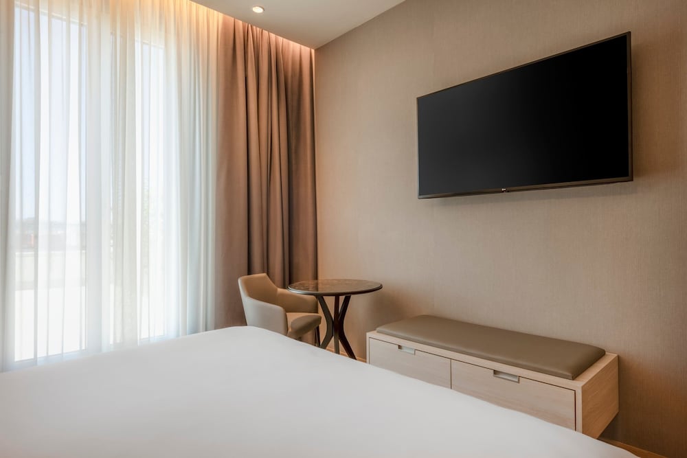 Deluxe Room, 1 Queen Bed, Balcony photo 3