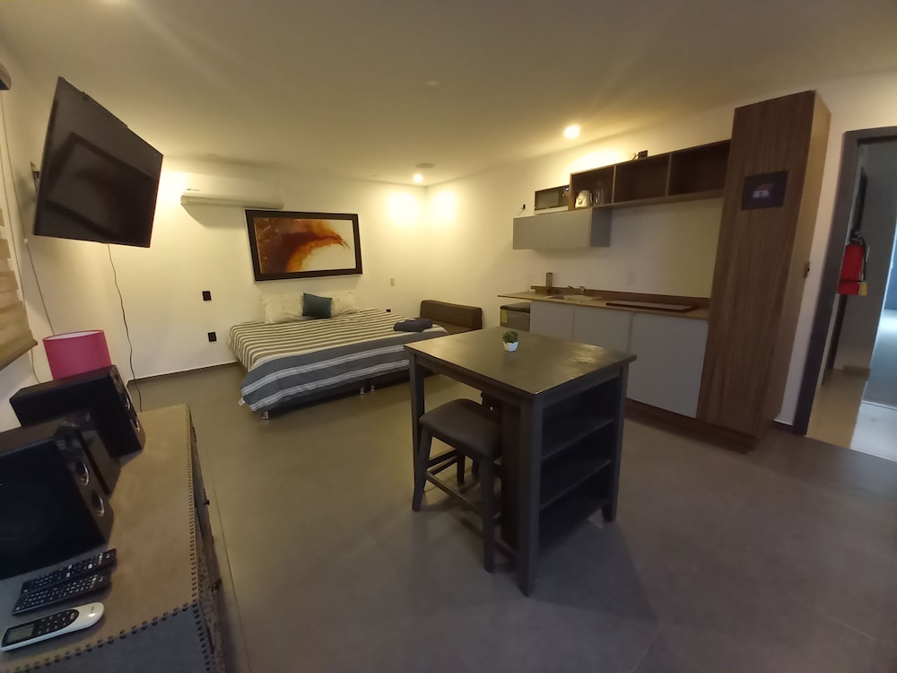 Deluxe Studio Suite, Multiple Beds, Kitchenette, Executive Level