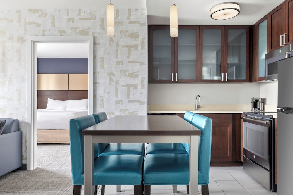 Suite, 2 Bedrooms (Mobility/Hearing Access, Roll-In Shwr)