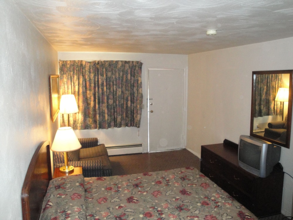 Standard Room, 1 Queen Bed photo 2