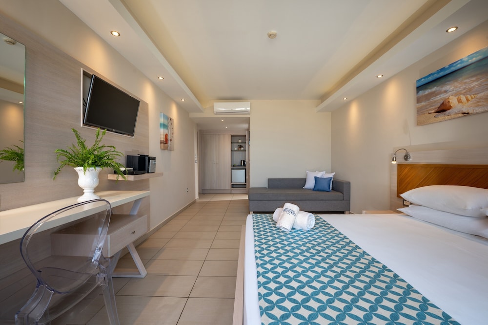 Serenity Double Room with Land View - Photo 2